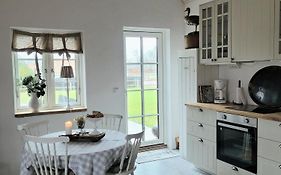 Mysigt hus i liten by nära havet